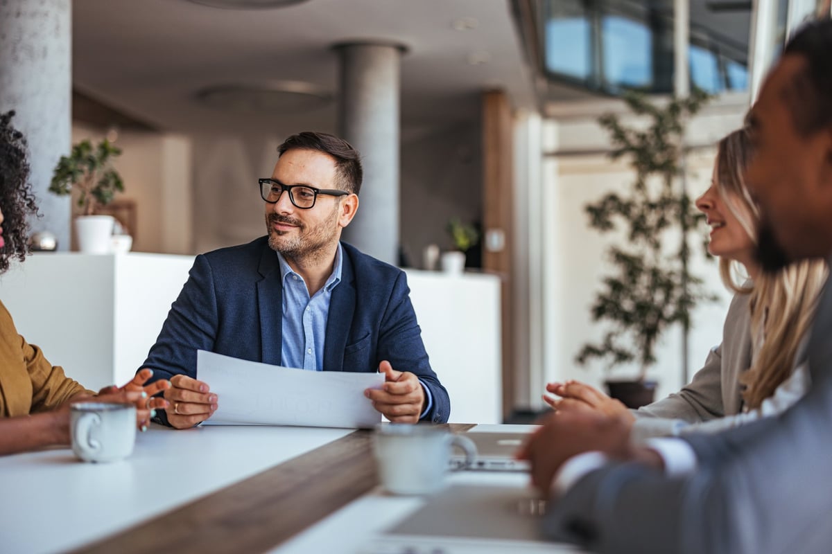Equipo de trabajo analizando proyectos y planeando estrategias