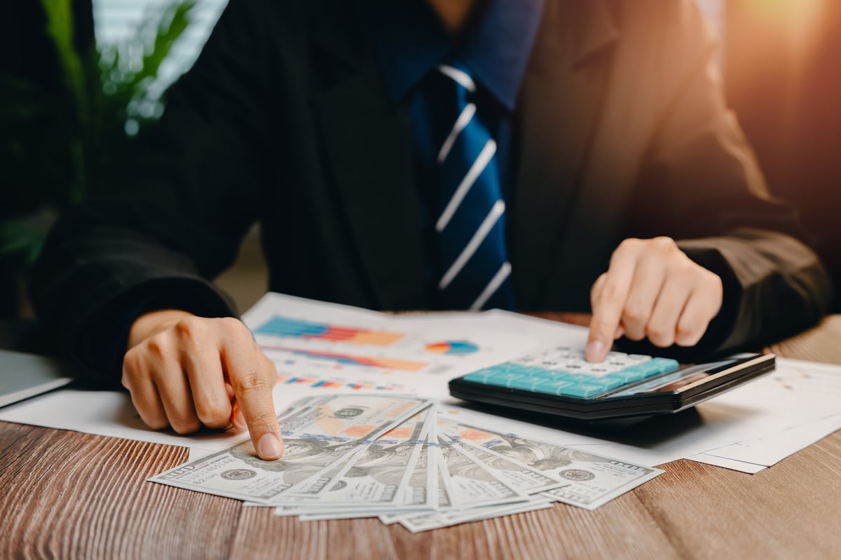 Empresario analizando finanzas y contando dinero