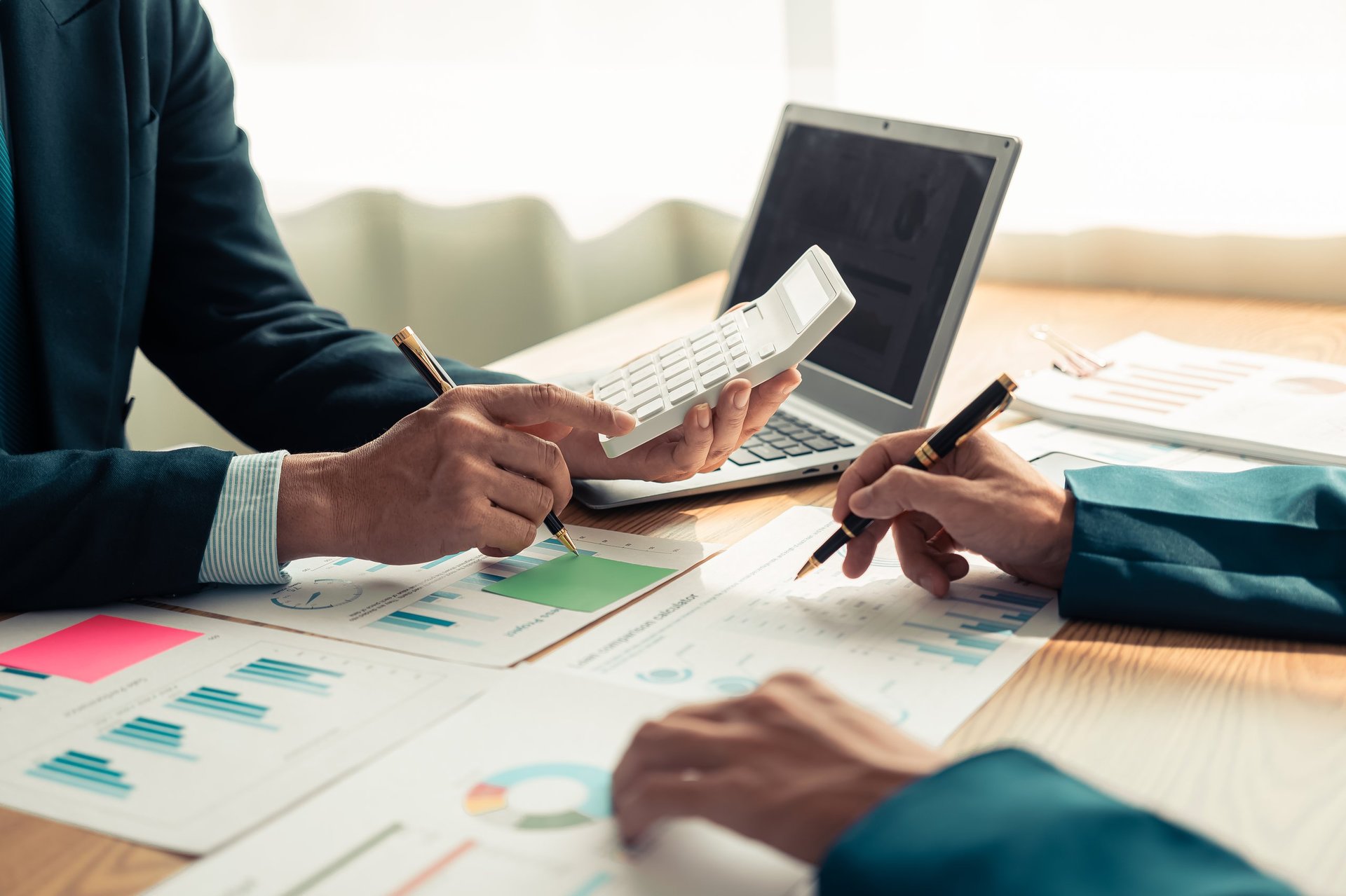 Equipo de negocios analizando gráficas y resultados en reunión